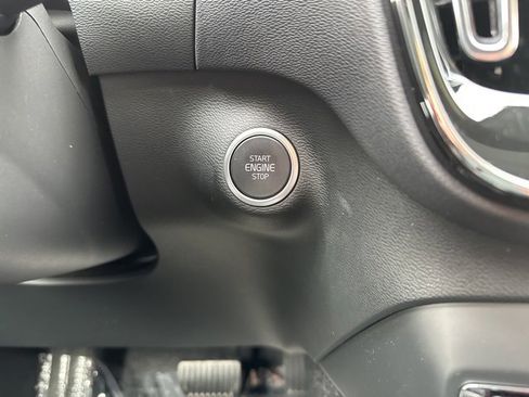 Certified 2025 Volvo XC40 B5 Plus image 28