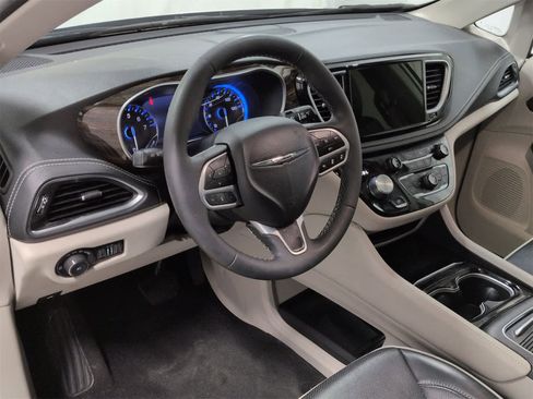 Used 2024 Chrysler Pacifica Limited image 10