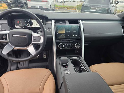 Certified 2025 Land Rover Discovery Dynamic SE image 21