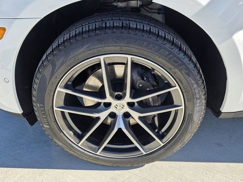 Certified 2025 Porsche Macan Turbo AWD/4WD image 28