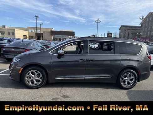 Used 2023 Chrysler Pacifica Limited image 11