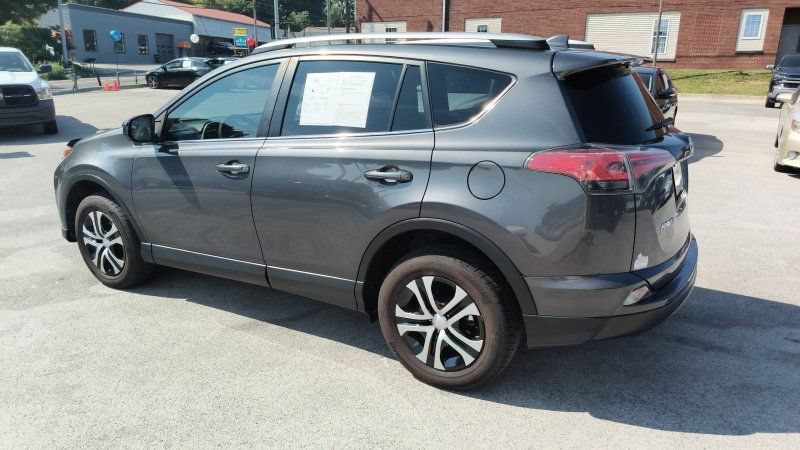 Used 2018 Toyota RAV4 LE FWD image 3