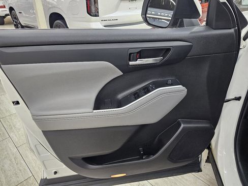 Used 2021 Toyota Highlander XLE FWD image 40