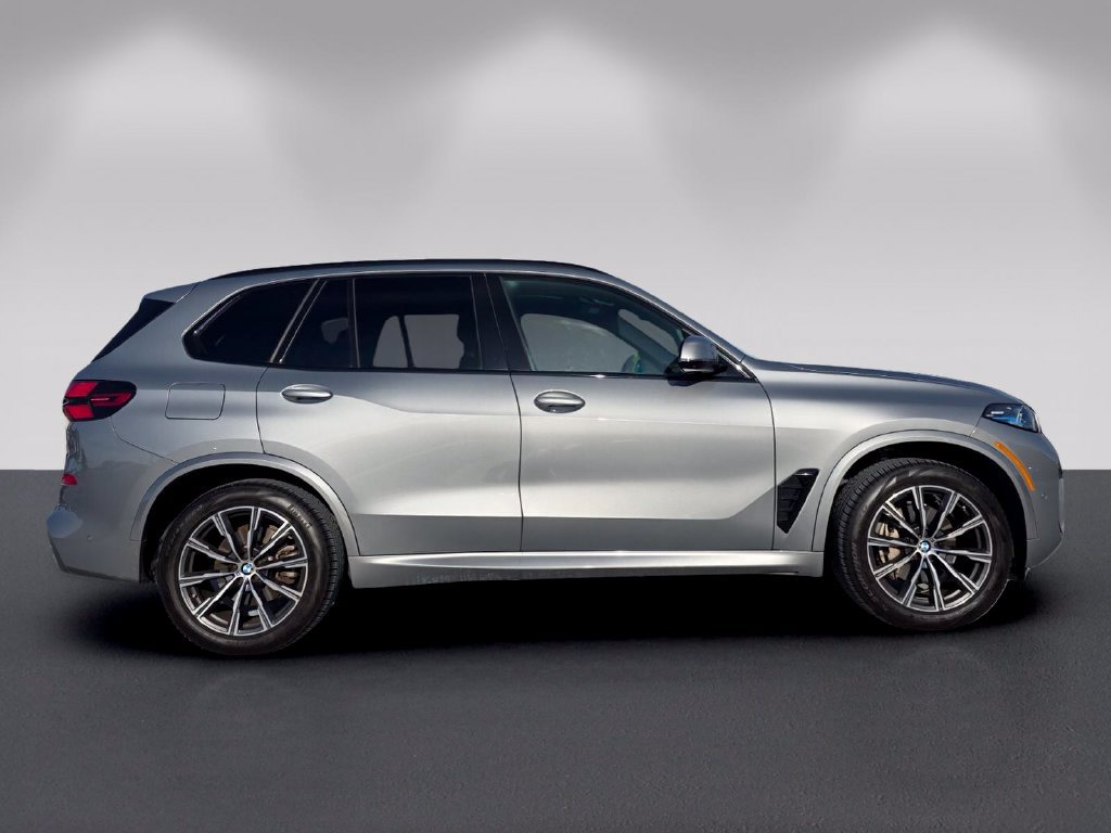 Certified 2025 BMW X5 xDrive40i w/ Executive Package AWD/4WD image 3