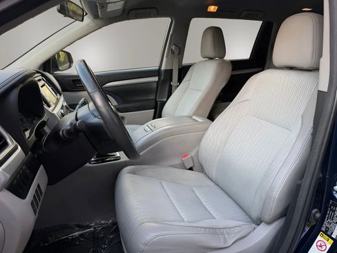 Used 2015 Toyota Highlander Plus FWD image 18