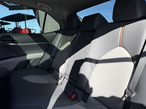 Used 2020 Toyota Camry XLE image 32