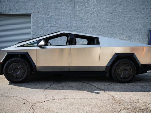 Used 2025 Tesla Cybertruck AWD Crew Cab image 9