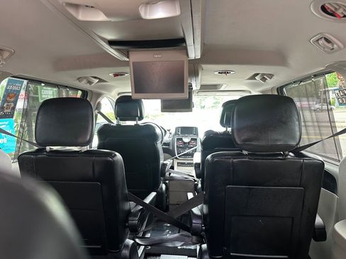 Used 2016 Chrysler Town & Country Limited FWD image 16