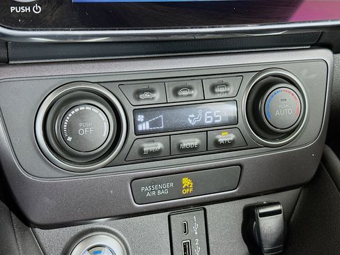 Used 2024 Nissan Leaf S image 23