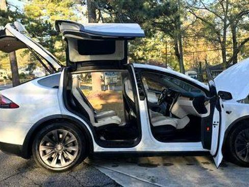 Used 2018 Tesla Model X 75D image 15