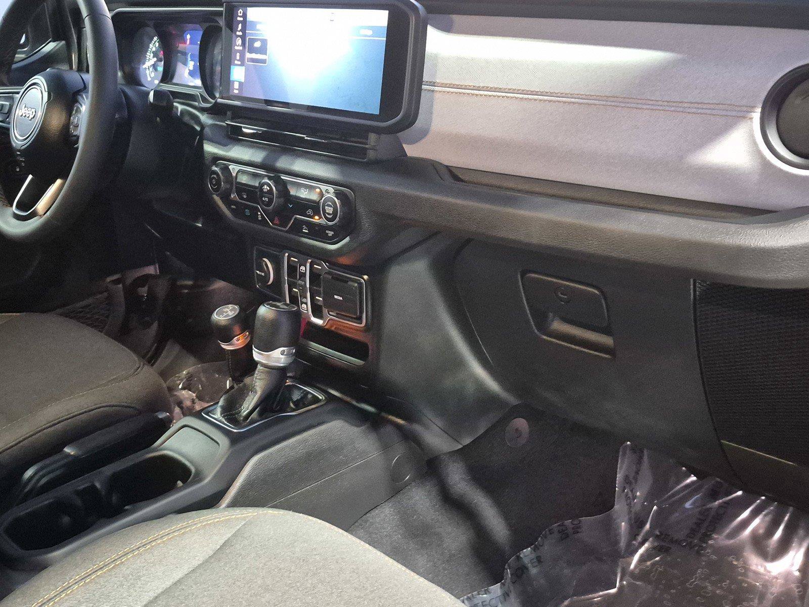 Used 2024 Jeep Wrangler Unlimited AWD/4WD image 11
