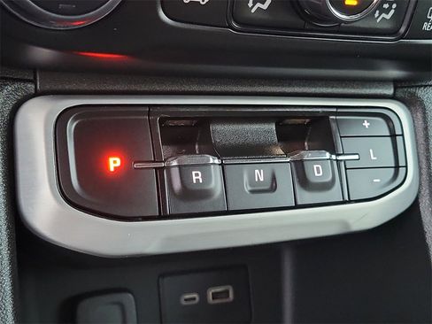 Used 2023 GMC Acadia SLE image 10