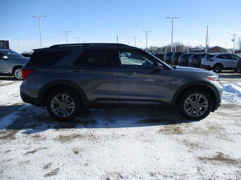 Used 2023 Ford Explorer XLT w/ Equipment Group 202A image 9