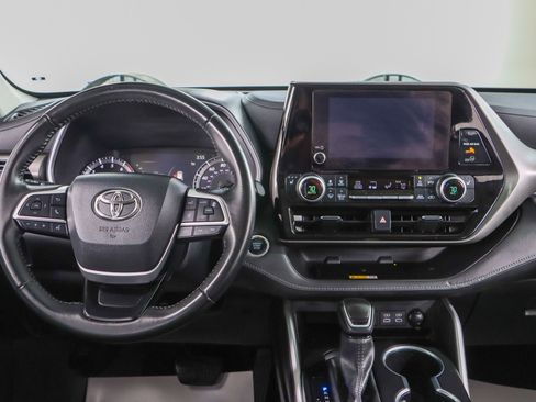 Used 2024 Toyota Highlander XLE image 18