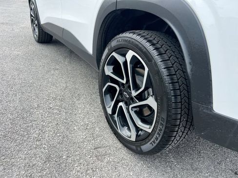 Used 2025 Chevrolet Trax RS w/ Sunroof Package FWD image 32