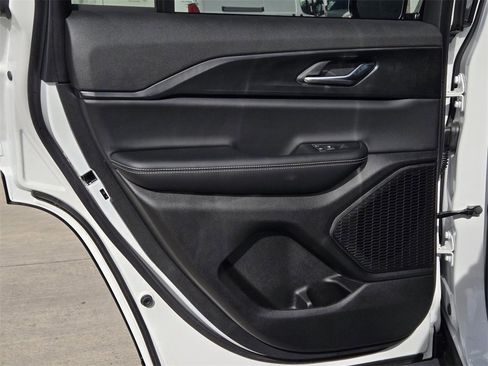 New 2025 Jeep Grand Cherokee Altitude image 10