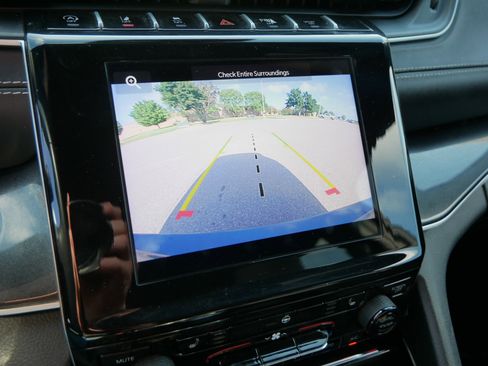 Used 2022 Jeep Grand Cherokee L Laredo image 32