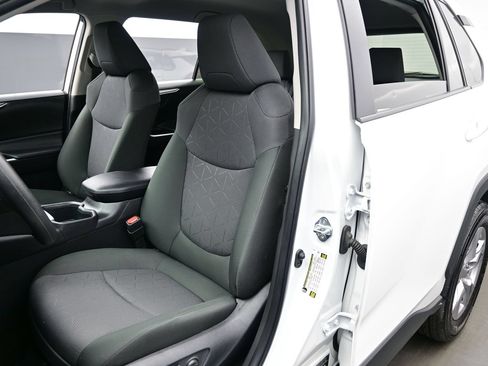 Used 2025 Toyota RAV4 XLE AWD/4WD image 12