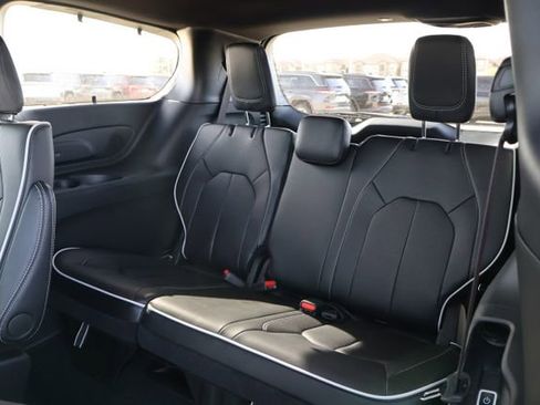 New 2026 Chrysler Pacifica Limited image 10