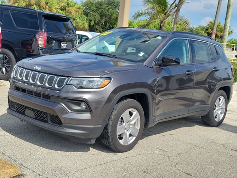 Used 2022 Jeep Compass Latitude w/ Convenience Group FWD image 2