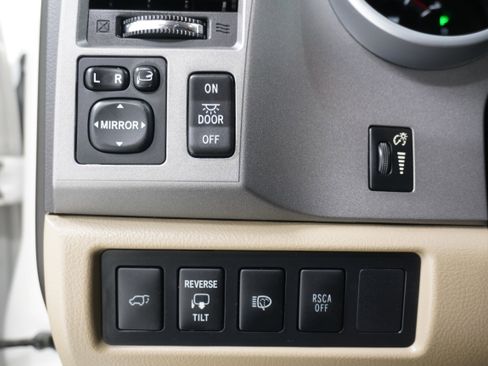 Used 2011 Toyota Sequoia Platinum image 29