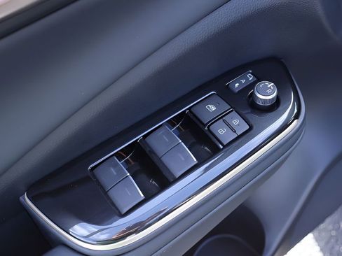 Certified 2025 Toyota Crown Signia image 13