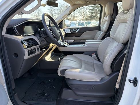 Certified 2024 Lincoln Navigator Reserve image 11