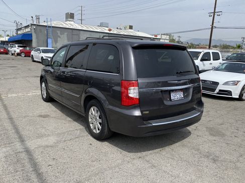Used 2015 Chrysler Town & Country Touring image 10