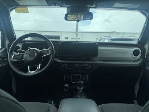 Used 2025 Jeep Wrangler Sahara image 32