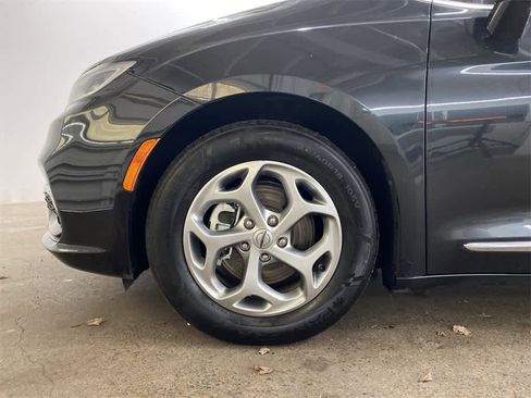 Used 2023 Chrysler Pacifica Limited image 12