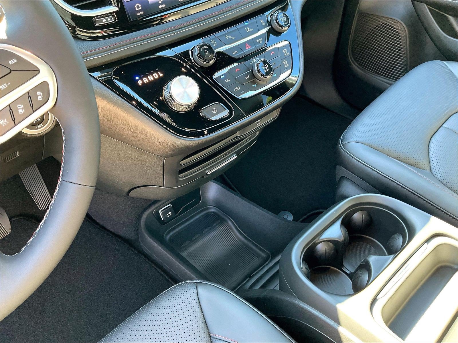 New 2027 Chrysler Pacifica Select AWD/4WD image 8