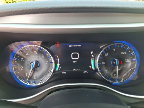 Certified 2025 Chrysler Pacifica Select AWD/4WD image 15