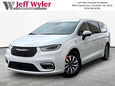 Used 2023 Chrysler Pacifica Touring-L FWD image 1