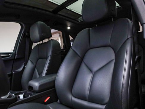 Certified 2025 Porsche Macan image 5