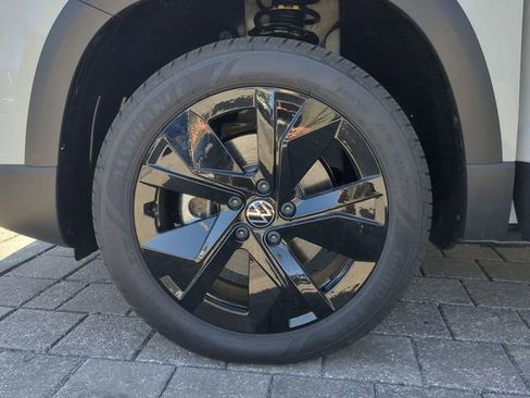 New 2026 Volkswagen Taos SE image 32