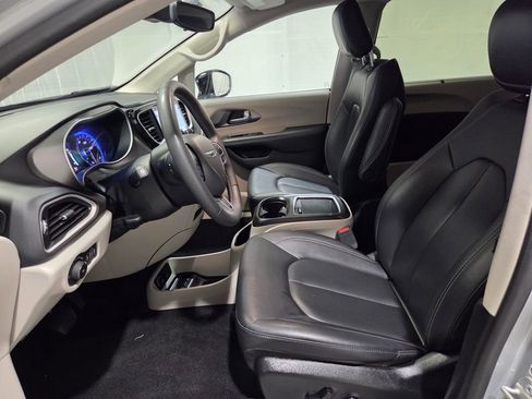 Certified 2024 Chrysler Pacifica Touring-L image 8