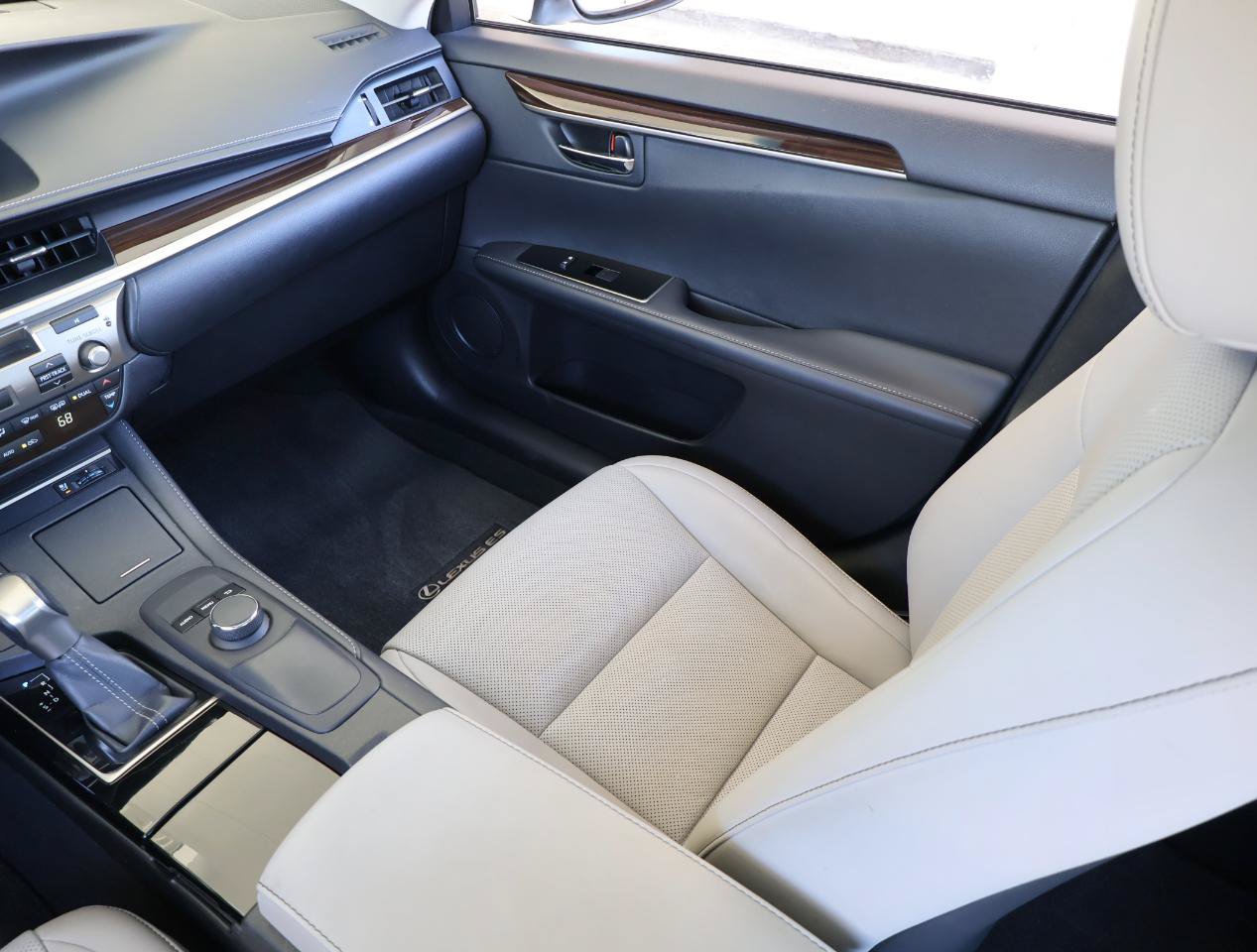 Used 2016 Lexus ES 350 w/ Premium Package w/Wood Trim FWD image 18
