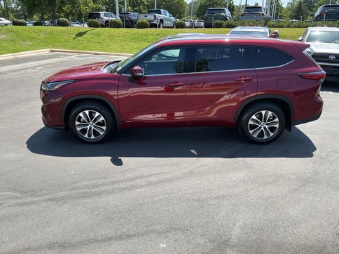 Used 2022 Toyota Highlander XLE AWD/4WD image 7
