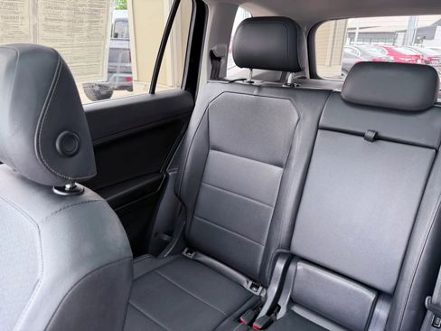 Used 2020 Volkswagen Tiguan SE w/ Panoramic Sunroof Package image 30