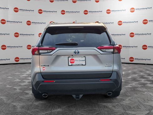 Used 2022 Toyota RAV4 XLE Premium AWD/4WD image 4