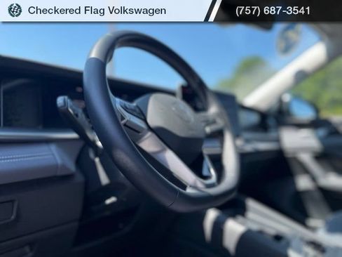 Used 2025 Volkswagen Tiguan SE FWD image 15