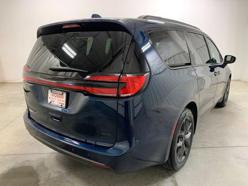 Used 2021 Chrysler Pacifica Touring-L w/ S Appearance Package AWD/4WD image 9