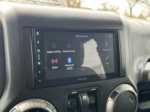 Used 2018 Jeep Wrangler Sport image 17