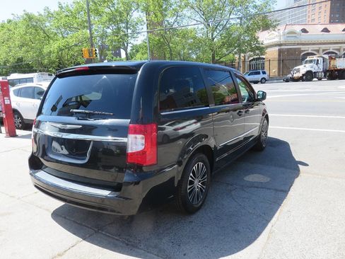 Used 2014 Chrysler Town & Country S FWD image 4