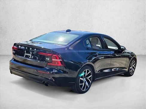 Used 2020 Volvo S60 T5 Momentum image 5