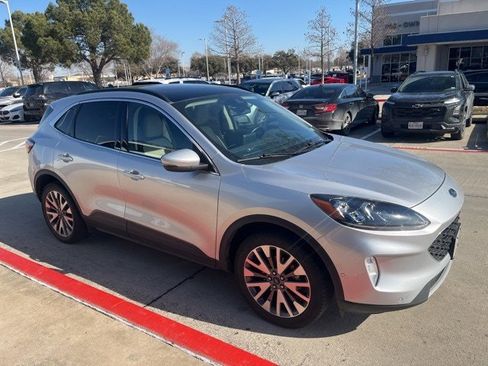 Used 2020 Ford Escape Titanium image 3