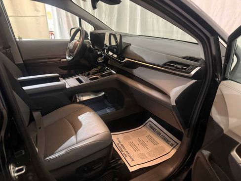 Certified 2023 Toyota Sienna XLE image 25