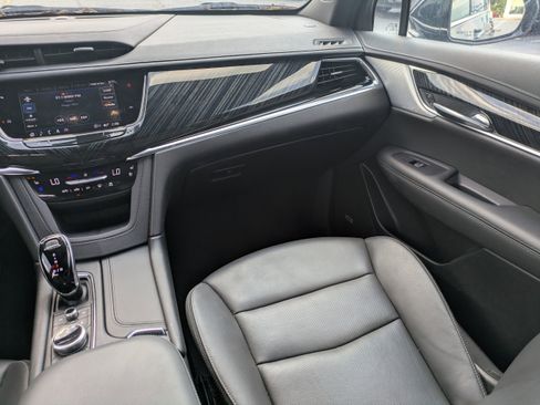 Used 2025 Cadillac XT6 Premium Luxury image 18