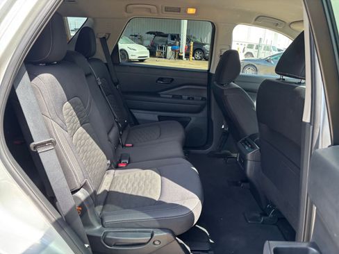 Used 2025 Nissan Pathfinder SV FWD image 28