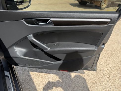 Used 2018 Volkswagen Passat GT image 24